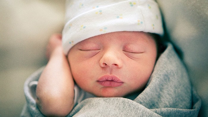 Новорожденный спит. Сон и грудное вскармливание – основные занятия в жизни новорожденного.