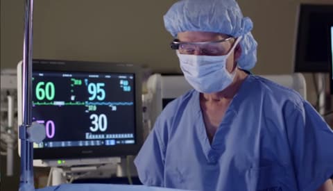 Анестезиолог активирует Google Glass одним касанием.