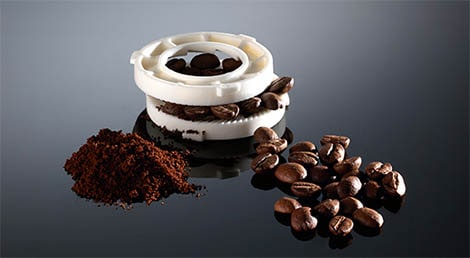 Система приготовления кофе Saeco и 100%-но керамические жернова выпущены в 2004 году