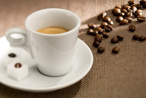 Чашка кофе и кофейные зерна
