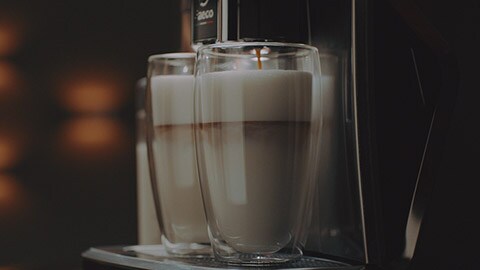 Готовьте 2 чашки кофейного напитка одновременно благодаря функции Latte Duo