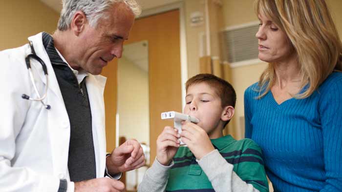 консультация с лечащим врачом по выбору продукта для лечения астмы у ребенка