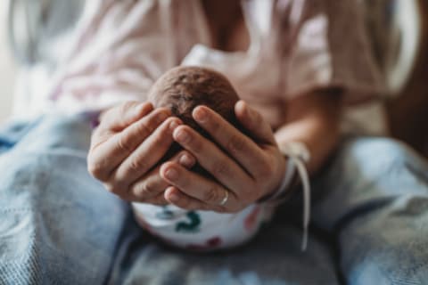 Выписка новорожденного из роддома: как проходит, какие вещи взять