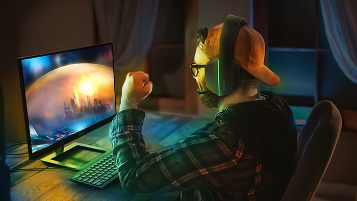 Игровые наушники в окружении