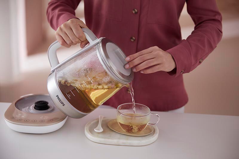 чайная система что это такое. HD9450 Nourshing kettle PIU pouring tea. чайная система что это такое фото. чайная система что это такое-HD9450 Nourshing kettle PIU pouring tea. картинка чайная система что это такое. картинка HD9450 Nourshing kettle PIU pouring tea. Немногие знают, что заваривание чая — освежающего зеленого, сладковатого и терпкого пуэра или классического черного – это целое искусство, требующее подбора верной температуры, времени и выдержки. Новая чайная система Philips с технологией низкотемпературного нагревания создана для того, чтобы каждое утро начиналось с чашки чая, приносящей удовольствие и пользу.