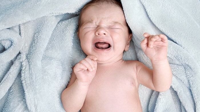 Новорожденный плачет. Одна из основных причин плача ребенка – колики.