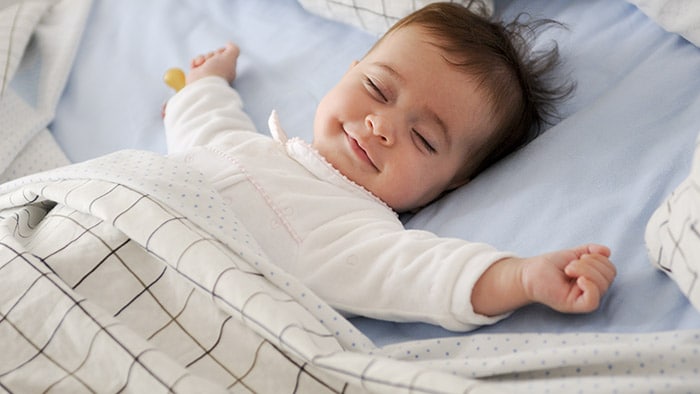 Приподнятое изголовье в кроватке для сна ребенка без срыгиваний