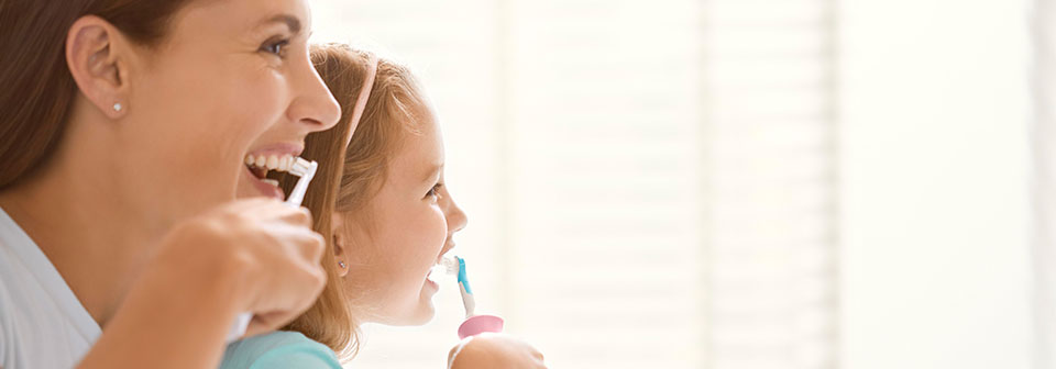 мама и дочь чистят зубы