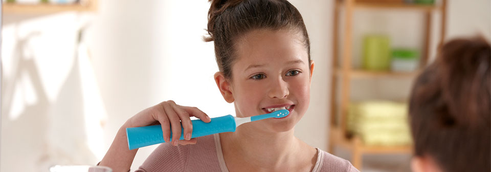 ребенок чистит зубы