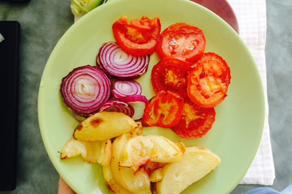 Кукурузная каша с фруктами и овощами