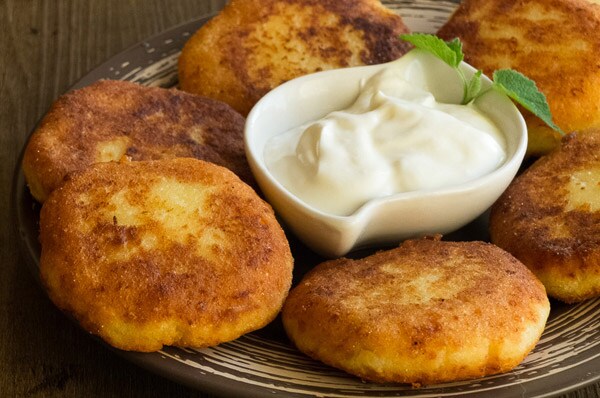 Кукурузные сырники с адыгейским сыром и брынзой
