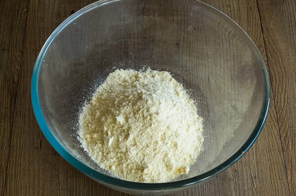 Кукурузные сырники с адыгейским сыром и брынзой