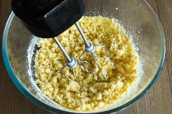 Кукурузные сырники с адыгейским сыром и брынзой