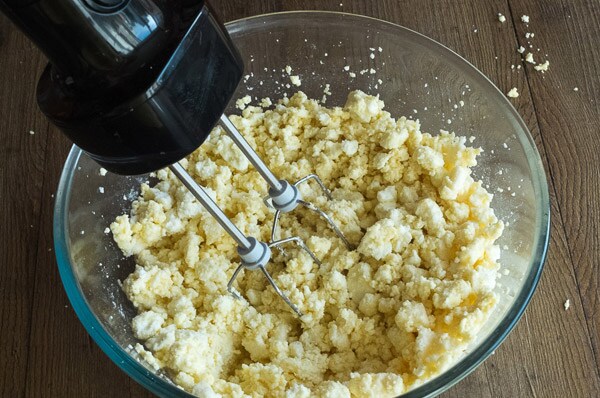 Кукурузные сырники с адыгейским сыром и брынзой