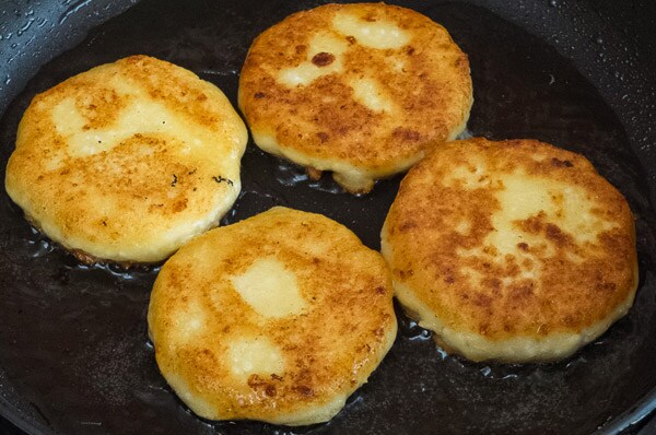 Кукурузные сырники с адыгейским сыром и брынзой