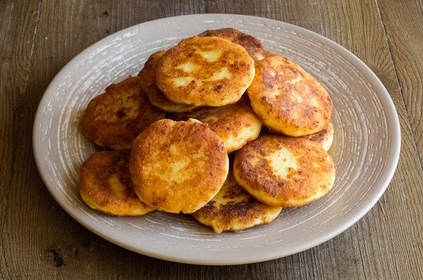 Кукурузные сырники с адыгейским сыром и брынзой