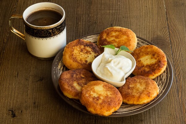 Кукурузные сырники с адыгейским сыром и брынзой