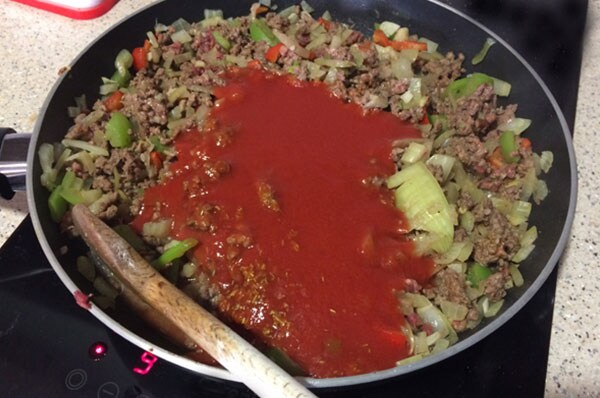 Лодочки из домашнего теста с мясом и овощами
