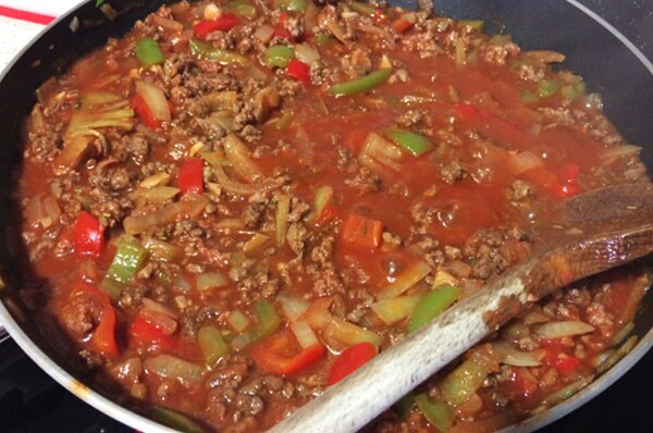 Лодочки из домашнего теста с мясом и овощами