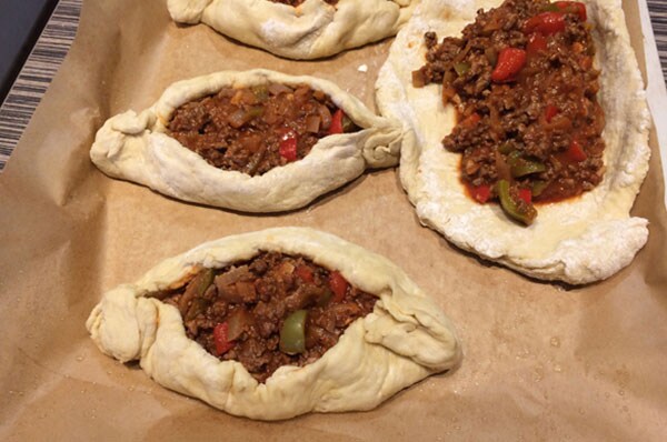 Лодочки из домашнего теста с мясом и овощами