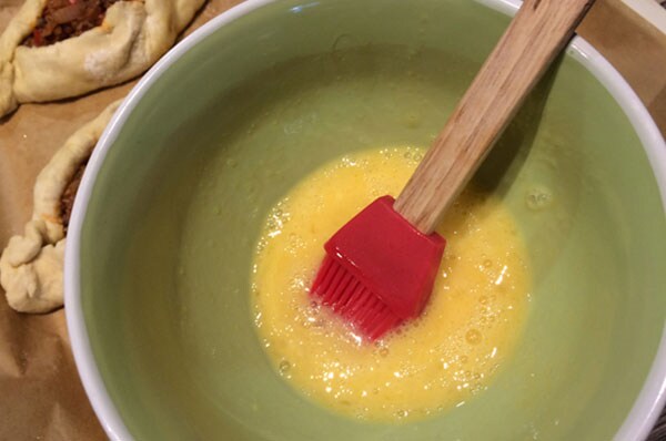 Лодочки из домашнего теста с мясом и овощами
