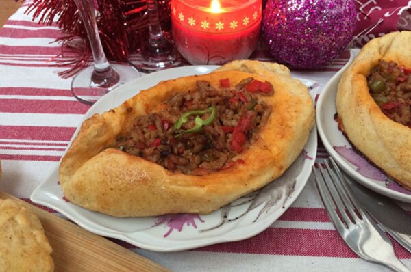 Лодочки из домашнего теста с мясом и овощами