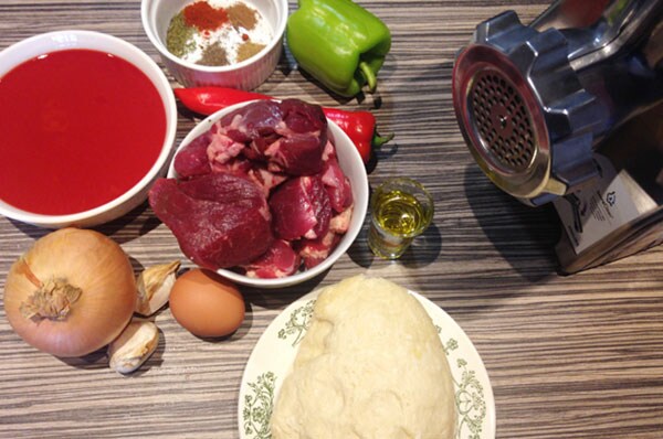 Лодочки из домашнего теста с мясом и овощами