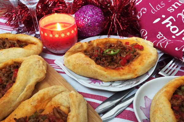 Лодочки из домашнего теста с мясом и овощами