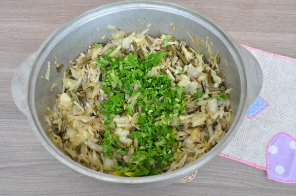 Постный пирог с папоротником и капустой