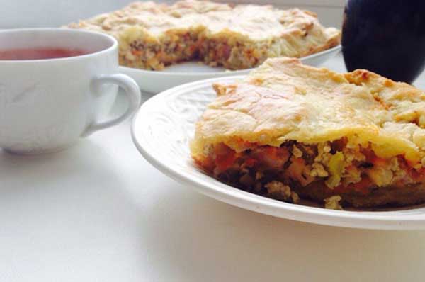 Сытный пирог со свининой и овощами