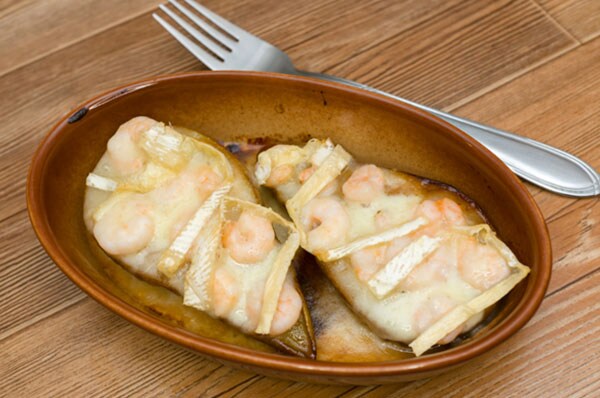 Груши, запеченные с креветками и сыром бри