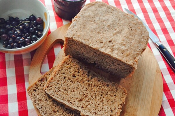 Цельнозерновой хлеб на льняном масле с персиками