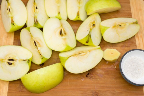 Apple juice with ginger apple slices