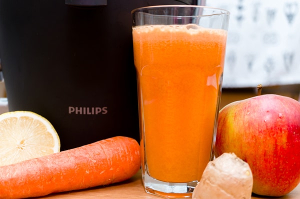 Детокс-сок из моркови, яблока и лимона