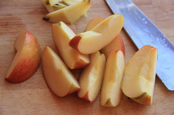 Apple juice with ginger apple slices