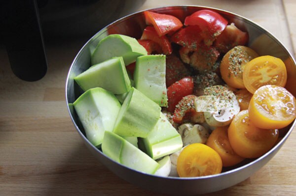 chicken skewers with vegetables and tomato sauce