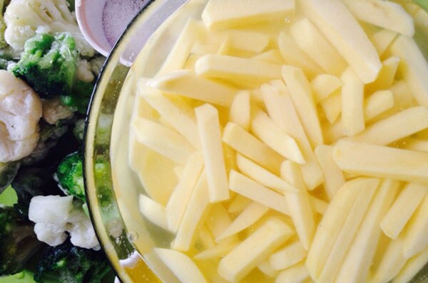 Картошка фри и брокколи с сырным соусом
