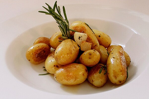 Мини-картофель с розмарином и чесноком