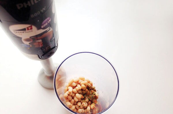 Beetroot hummus beans