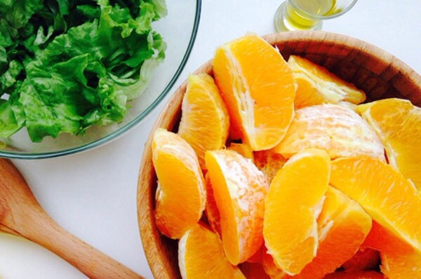 Легкий салат с апельсиновым соком