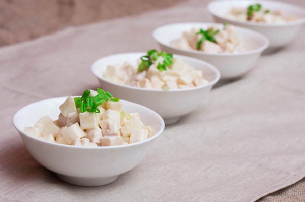 Салат с курицей с соусом из тунца