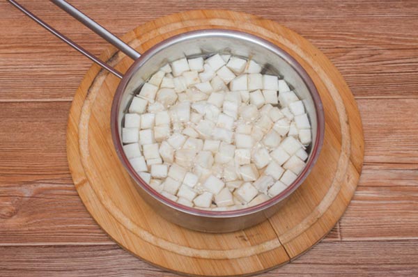 Салат с курицей с соусом из тунца