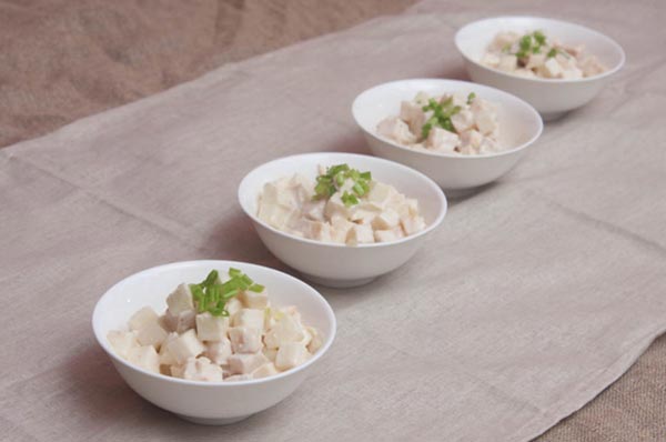 Салат с курицей с соусом из тунца