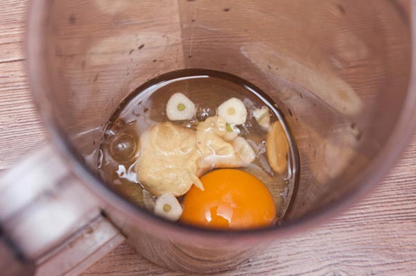 Салат с курицей с соусом из тунца