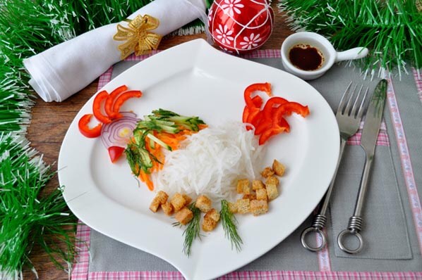 Салат с дайконом и крутонами