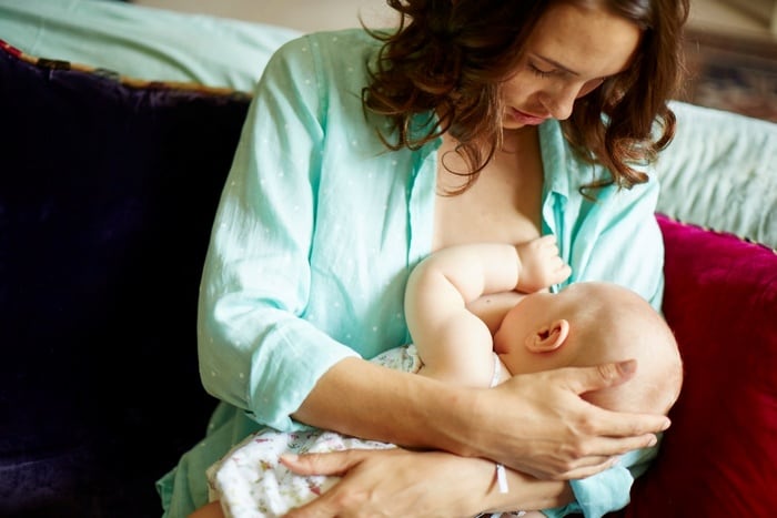 Кормление малыша грудью. При недостаточном количестве молока необходимо следовать нескольким несложным рекомендациям.