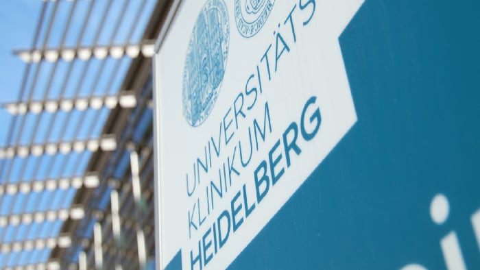 Фотография врача, который настраивает сканирование на гентри КТ-сканера, и&nbsp;пациента на столе для пациента КТ-системы