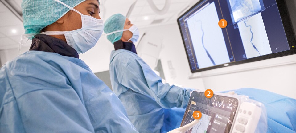 несколько человек в скрабах и масках для лица