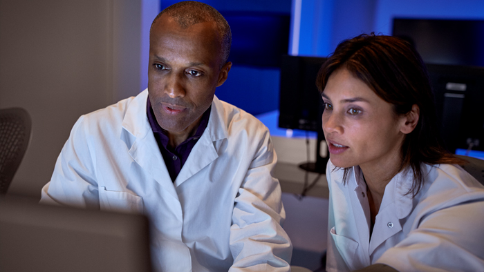 Врачи, беседующие о&nbsp;визуализации сердца