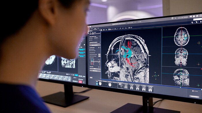 Специалист смотрит на клинические изображения на&nbsp;мониторе